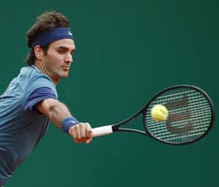 Federer delivers crushing victory over Stepanek